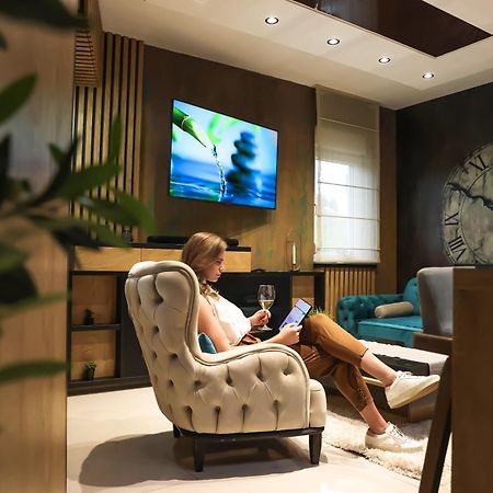 Design Apartment Platinium Spa Lux 5 Star "Havana" Completely Private Wellness & Spa Free Included Sauna & Jacuzzi & Salt Wall & Fire Place & 3D Ceilings & Business Wifi & Netflix & Keyless Code Entry & Full Smart App & Secure 2 Parking Place Чуприя Екстер'єр фото