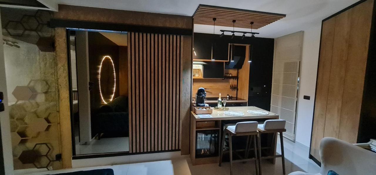 Design Apartment Platinium Spa Lux 5 Star "Havana" Completely Private Wellness & Spa Free Included Sauna & Jacuzzi & Salt Wall & Fire Place & 3D Ceilings & Business Wifi & Netflix & Keyless Code Entry & Full Smart App & Secure 2 Parking Place Чуприя Екстер'єр фото