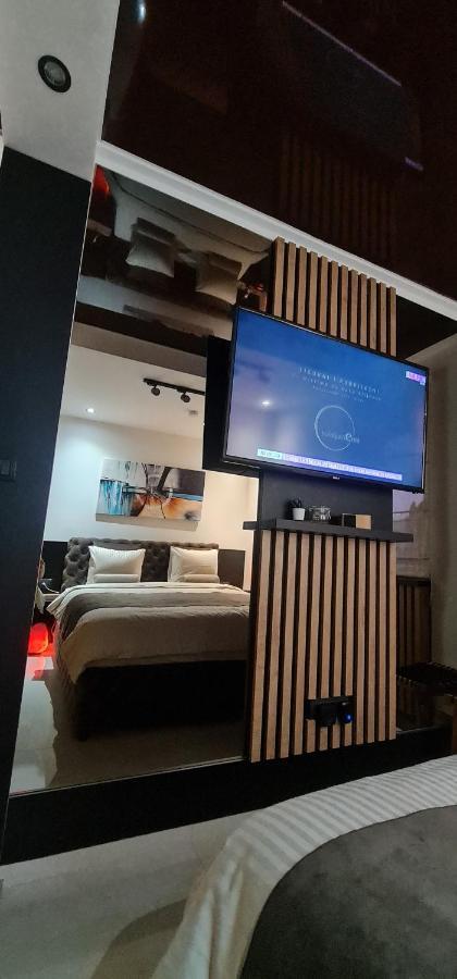 Design Apartment Platinium Spa Lux 5 Star "Havana" Completely Private Wellness & Spa Free Included Sauna & Jacuzzi & Salt Wall & Fire Place & 3D Ceilings & Business Wifi & Netflix & Keyless Code Entry & Full Smart App & Secure 2 Parking Place Чуприя Екстер'єр фото