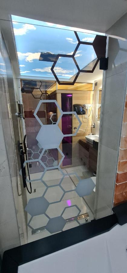 Design Apartment Platinium Spa Lux 5 Star "Havana" Completely Private Wellness & Spa Free Included Sauna & Jacuzzi & Salt Wall & Fire Place & 3D Ceilings & Business Wifi & Netflix & Keyless Code Entry & Full Smart App & Secure 2 Parking Place Чуприя Екстер'єр фото