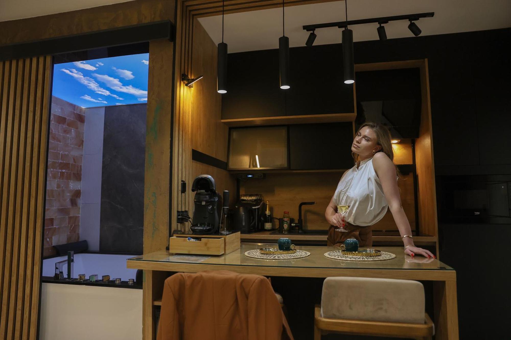 Design Apartment Platinium Spa Lux 5 Star "Havana" Completely Private Wellness & Spa Free Included Sauna & Jacuzzi & Salt Wall & Fire Place & 3D Ceilings & Business Wifi & Netflix & Keyless Code Entry & Full Smart App & Secure 2 Parking Place Чуприя Екстер'єр фото