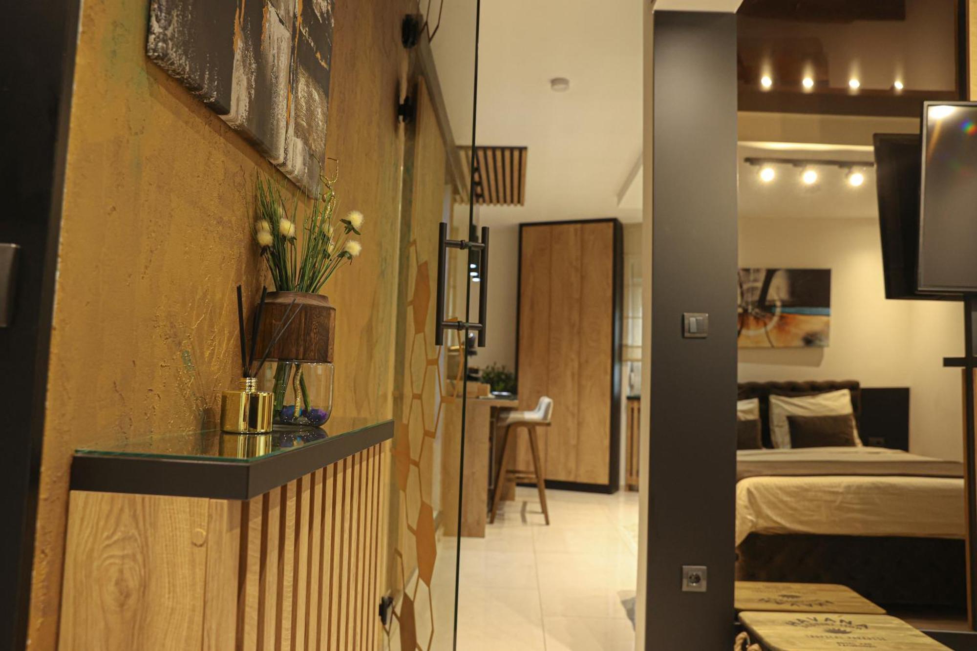 Design Apartment Platinium Spa Lux 5 Star "Havana" Completely Private Wellness & Spa Free Included Sauna & Jacuzzi & Salt Wall & Fire Place & 3D Ceilings & Business Wifi & Netflix & Keyless Code Entry & Full Smart App & Secure 2 Parking Place Чуприя Екстер'єр фото