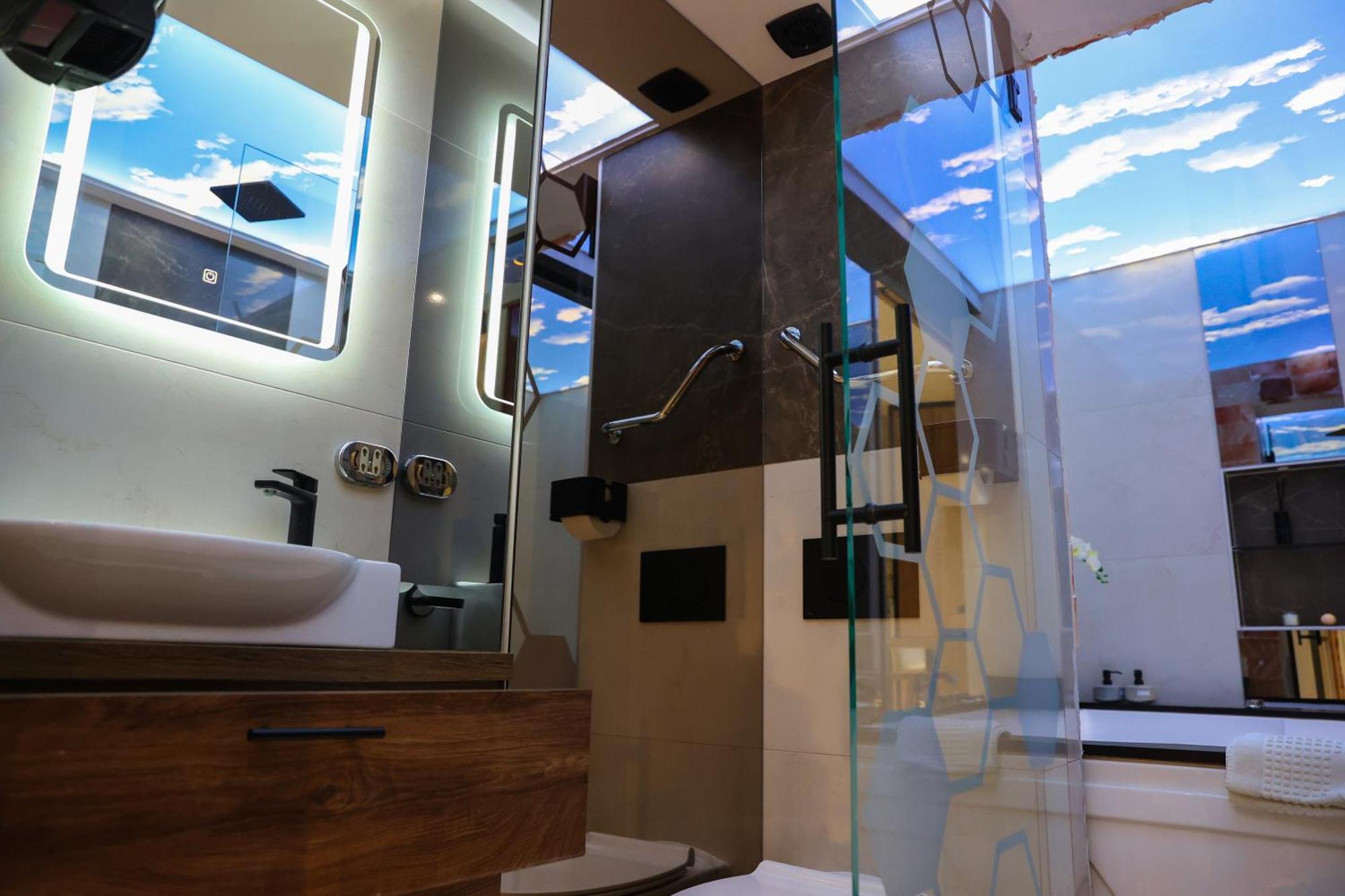 Design Apartment Platinium Spa Lux 5 Star "Havana" Completely Private Wellness & Spa Free Included Sauna & Jacuzzi & Salt Wall & Fire Place & 3D Ceilings & Business Wifi & Netflix & Keyless Code Entry & Full Smart App & Secure 2 Parking Place Чуприя Екстер'єр фото